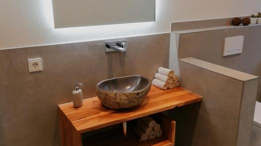 Waschtischunterschrank mit Naturstein-Waschbecken