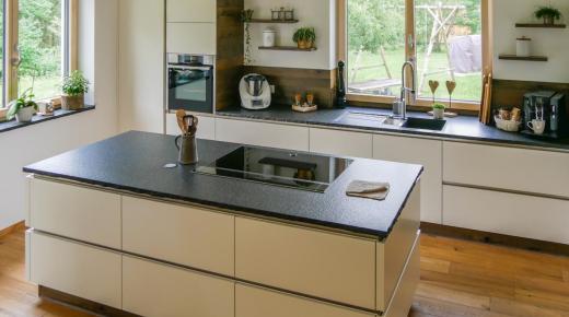 Küche in Weißlack mit Granitplatte 